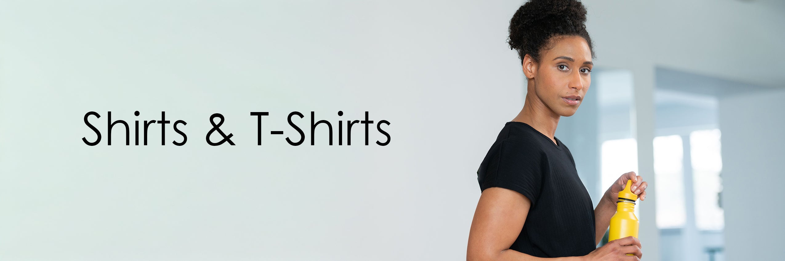 Frau mit schwarzem T-Shirt und Trinkflasche