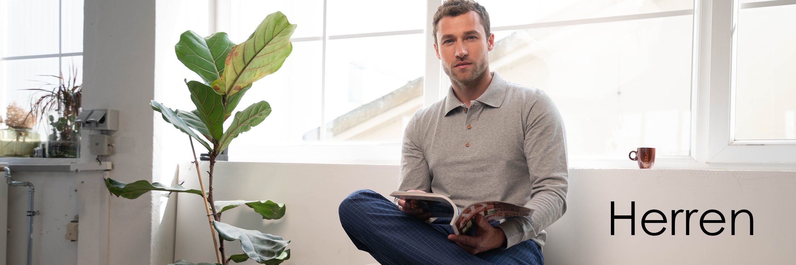 Mann mit grauem Poloshirt beim Lesen.
