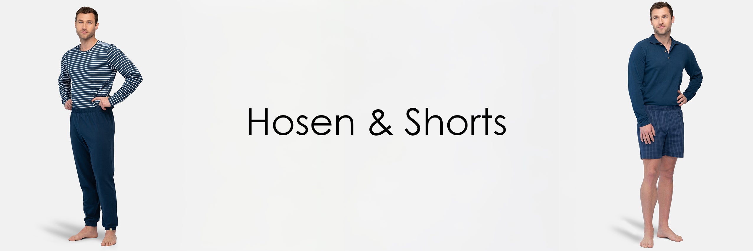 Zwei Männer in Pyjamahose und Schlafshort