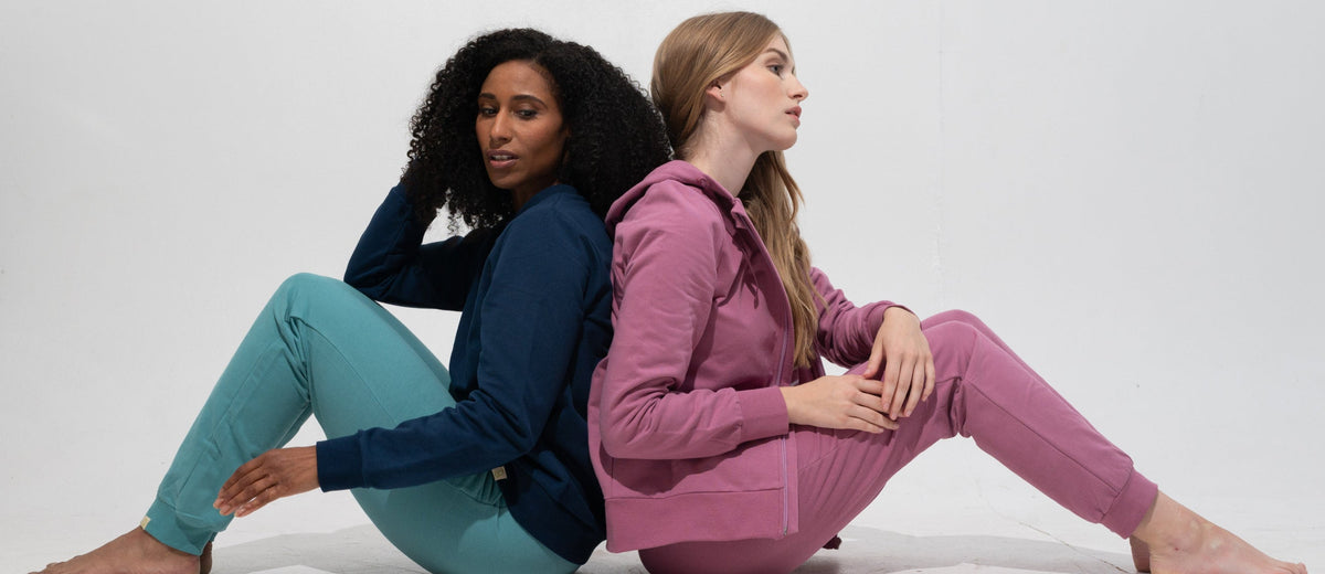 Zwei Frauen in Hoodies und Sweatshirts mit Jogginghosen