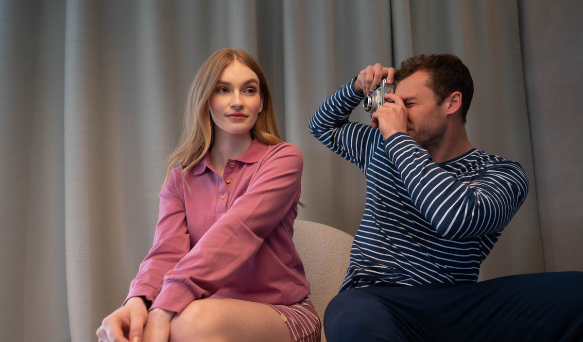 Frau mit Mann der sie fotografiert in Sleepwear