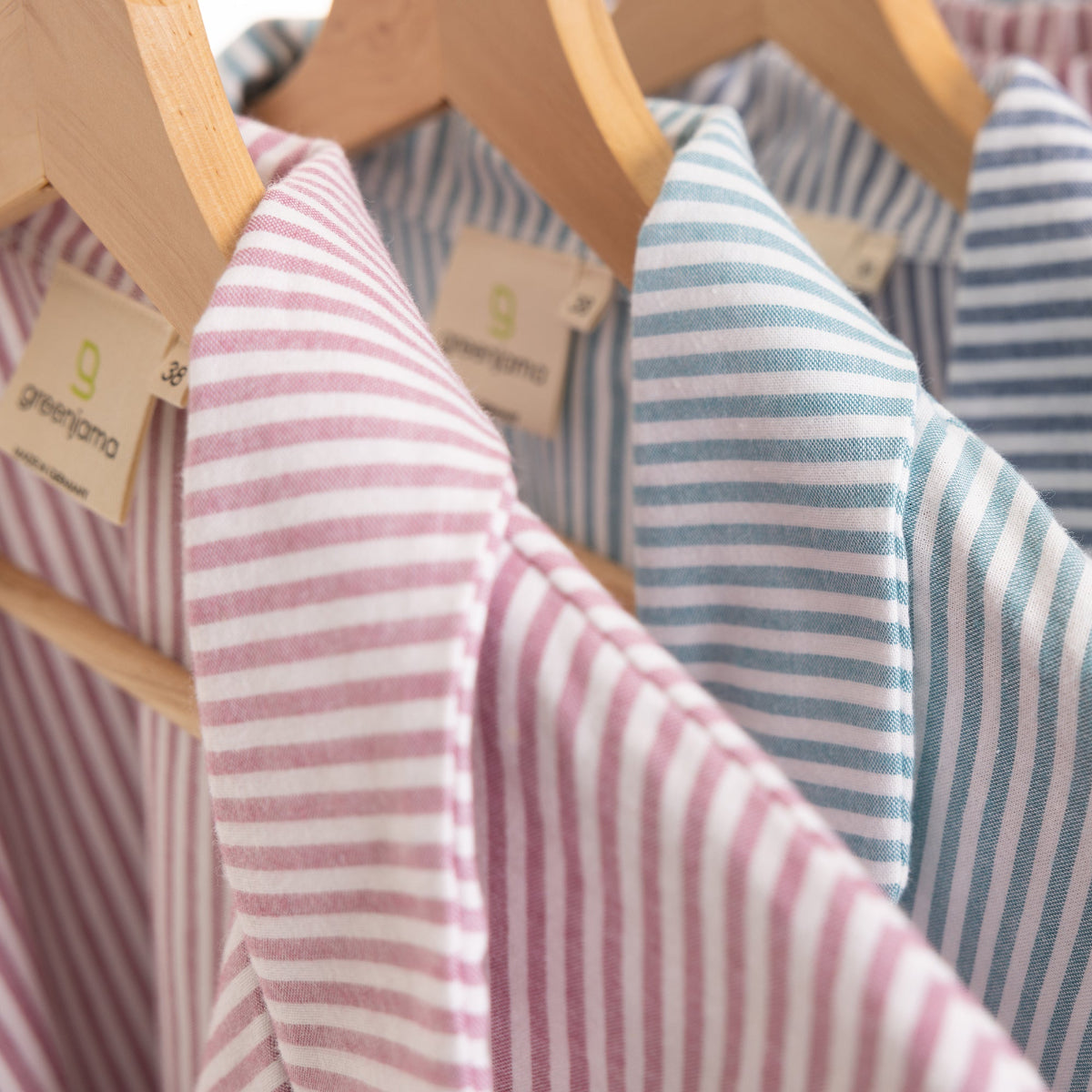 Gestreifte Pyjamas auf einem Kleiderständer