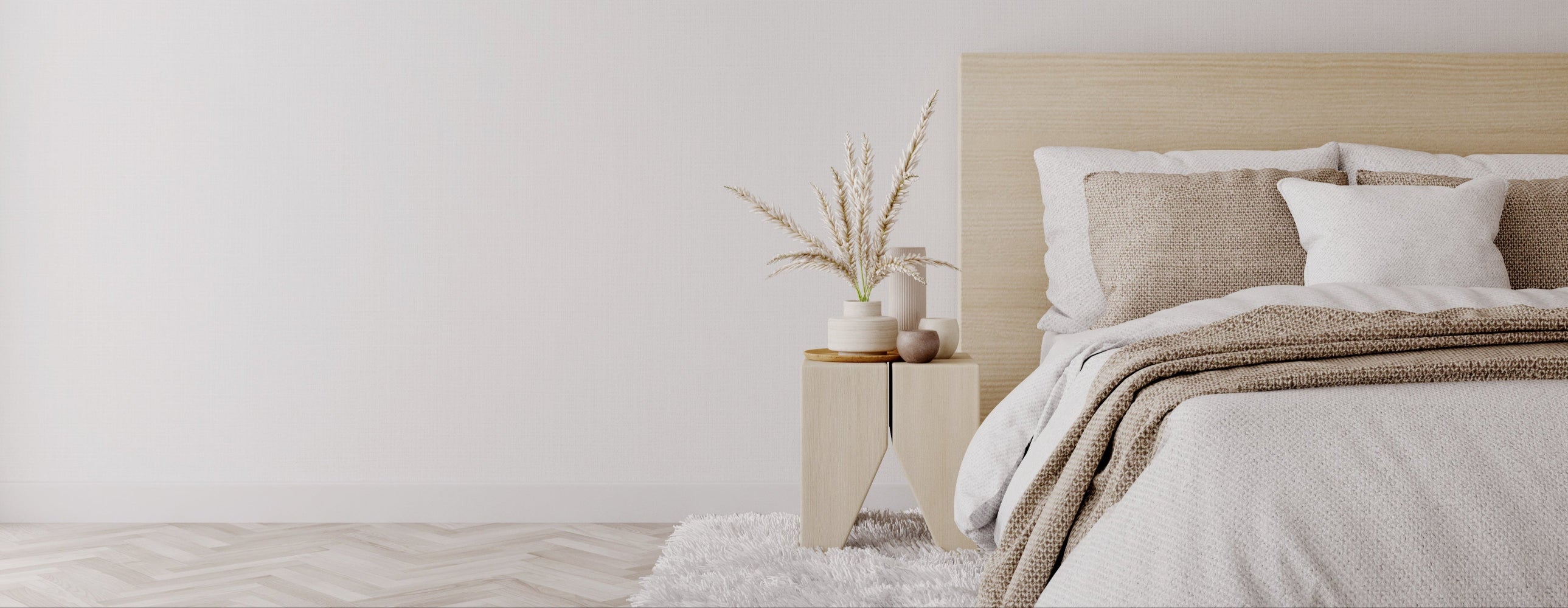 Modernes Schlafzimmer mit Holzboden und beigen Textilien